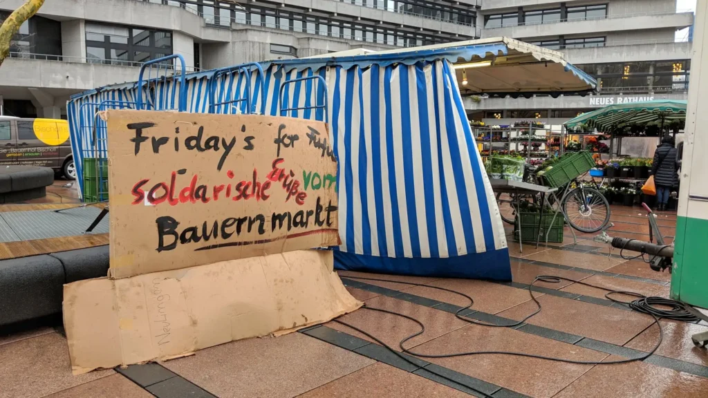 Anerkennender Gruß der Verkäufer vom Bauernmarkt zur Demonstration "Fridays for Future"