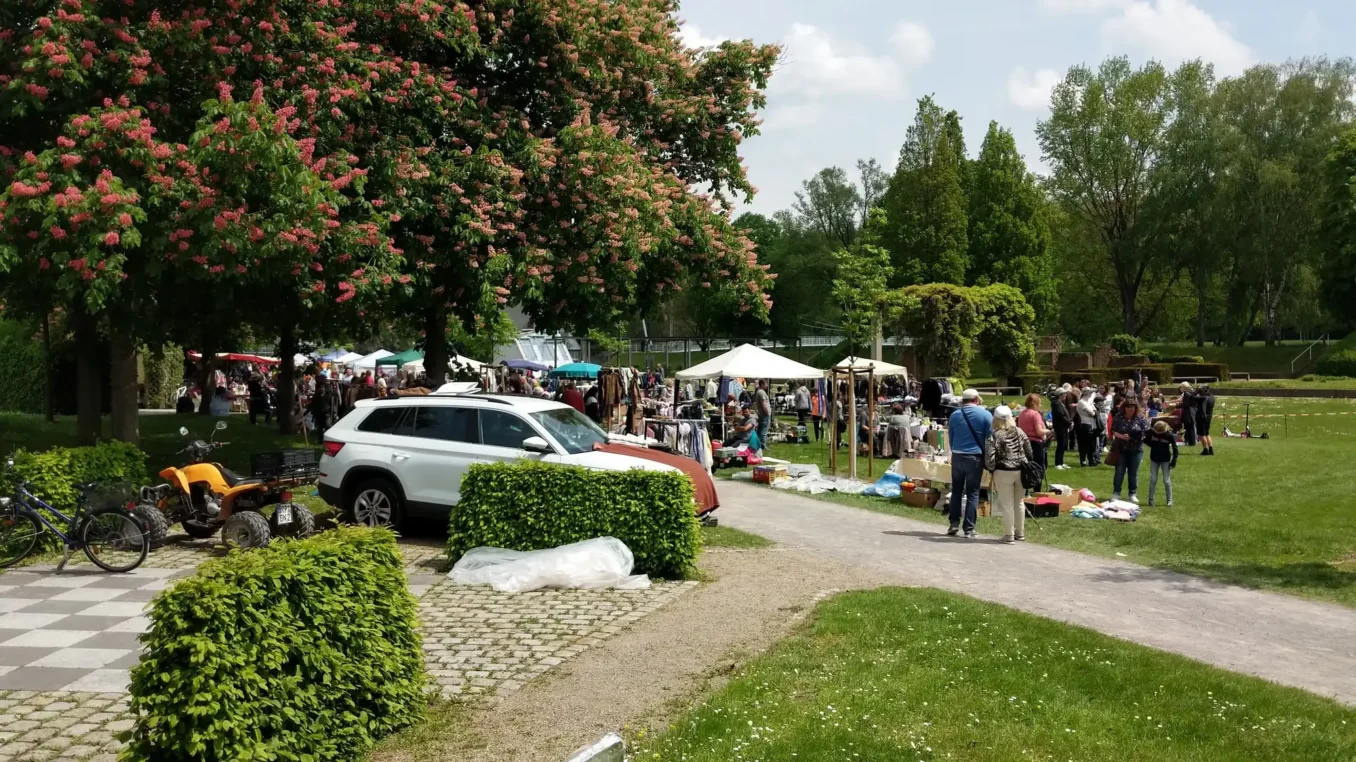 Die Idylle auf dem Pforzheimer Gruschtelmarkt 2019 im Enzauenpark trügt etwas