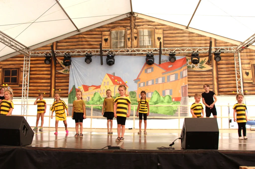 Die Arlinger Bienchen machten den Auftakt zum viertägigen Stadtteilfest