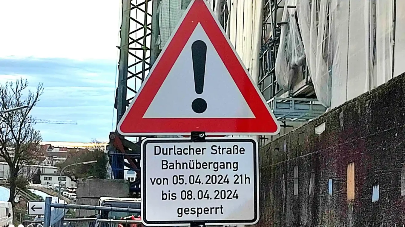 Sperrung des Bahnübergangs in der Durlacher Straße